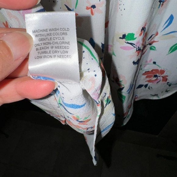 DR2 Daniel Rainn - cream  floral v-neck pleated front cap sleeves top, S… - Picture 5 of 7